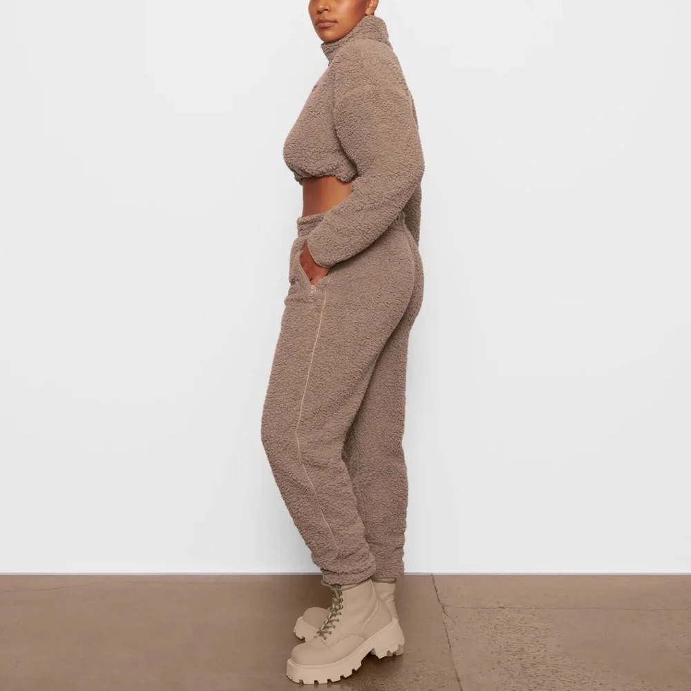 SKIMS Teddy Jogger Pants - Picture 4 of 7